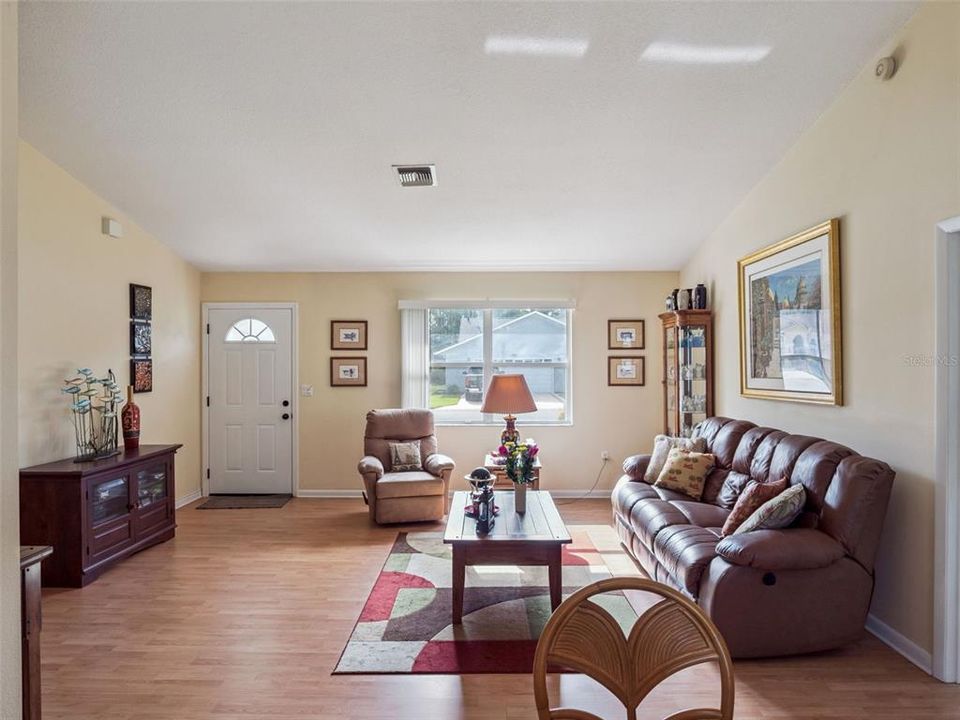 For Sale: $235,000 (2 beds, 2 baths, 1124 Square Feet)