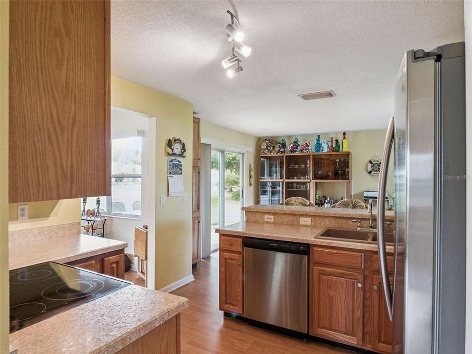 For Sale: $235,000 (2 beds, 2 baths, 1124 Square Feet)