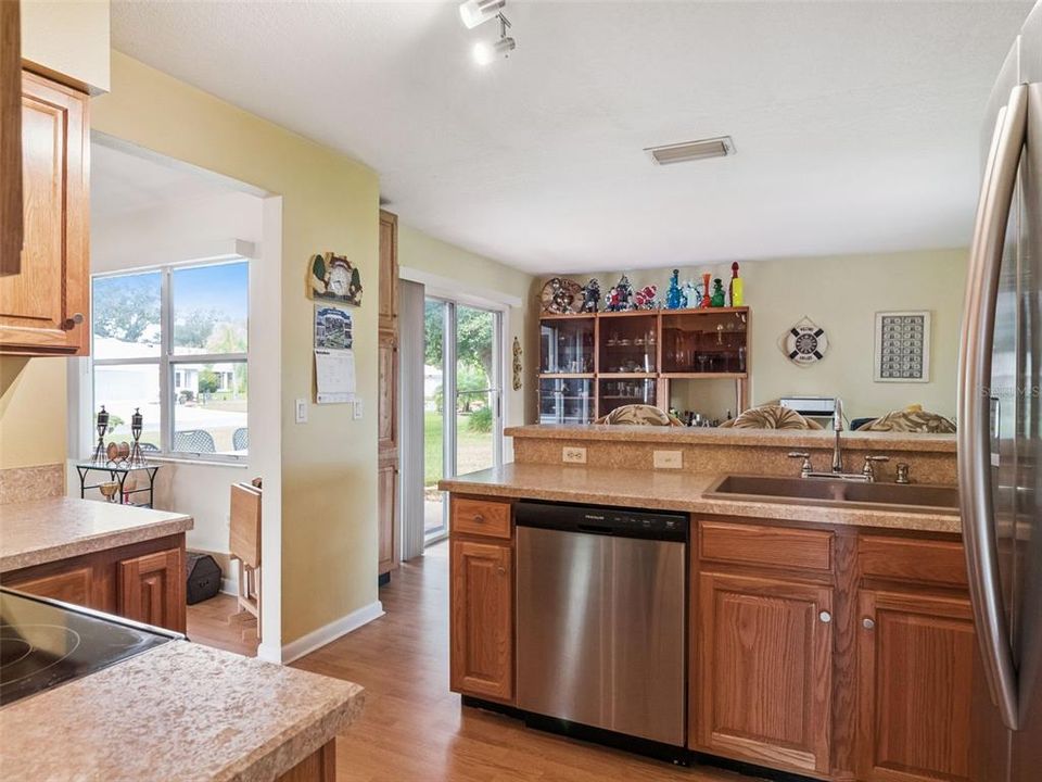 For Sale: $235,000 (2 beds, 2 baths, 1124 Square Feet)