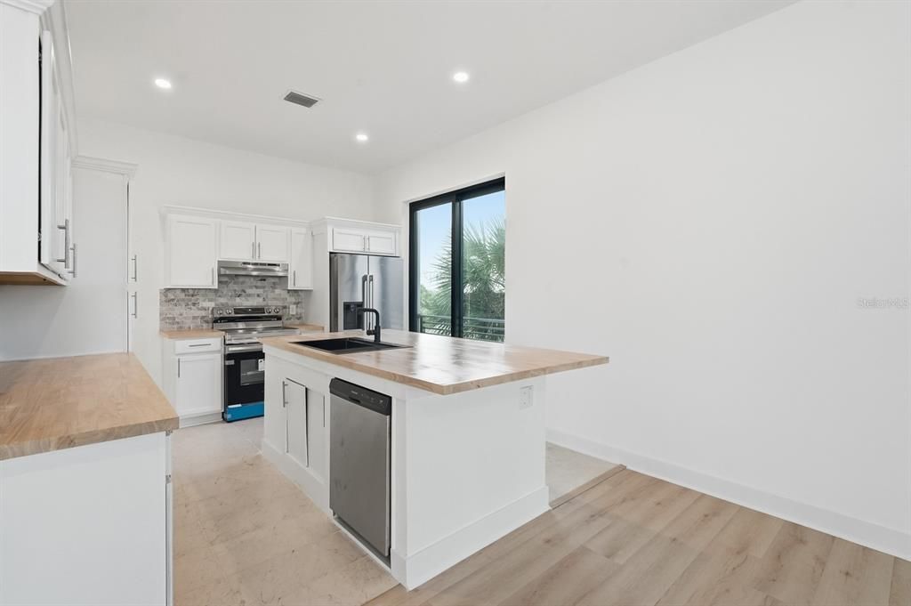 For Sale: $2,247,000 (4 beds, 4 baths, 3692 Square Feet)