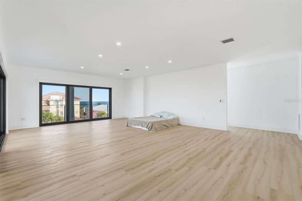 For Sale: $2,247,000 (4 beds, 4 baths, 3692 Square Feet)