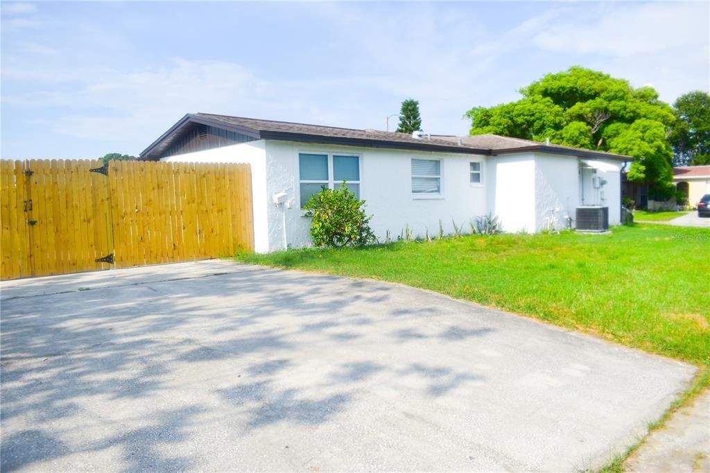 For Rent: $1,200 (1 beds, 1 baths, 440 Square Feet)