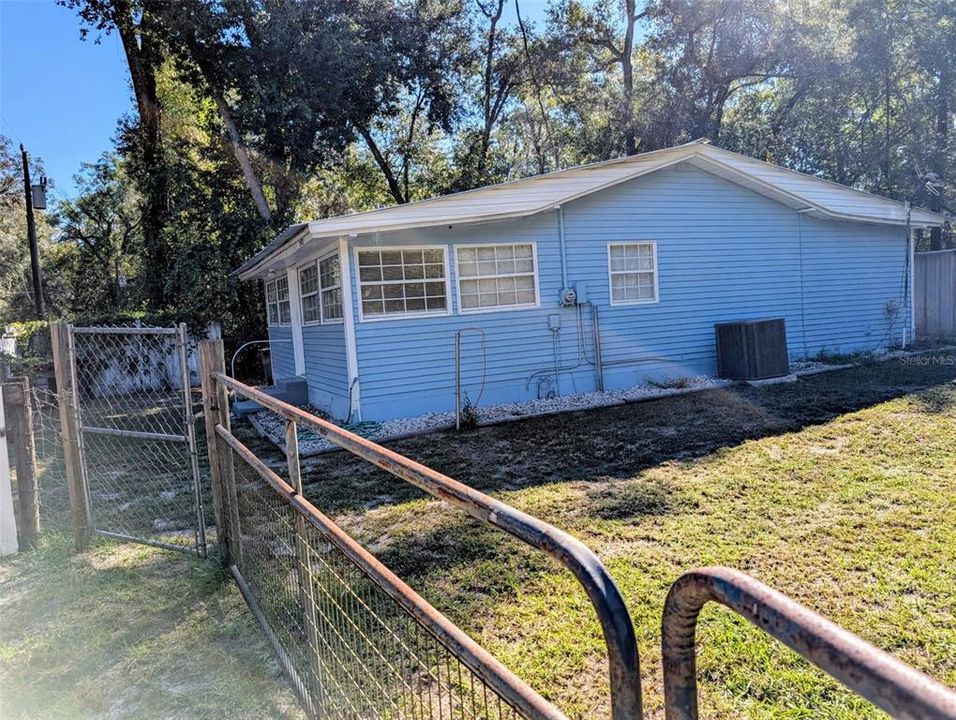 For Sale: $195,000 (2 beds, 2 baths, 912 Square Feet)