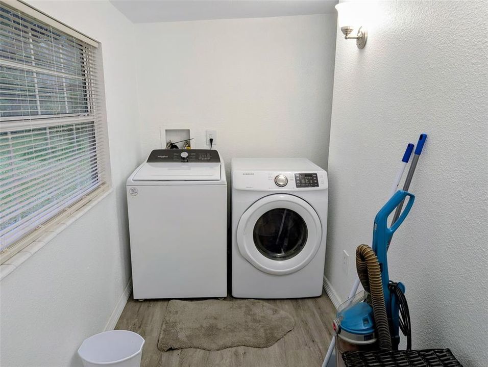 For Sale: $195,000 (2 beds, 2 baths, 912 Square Feet)