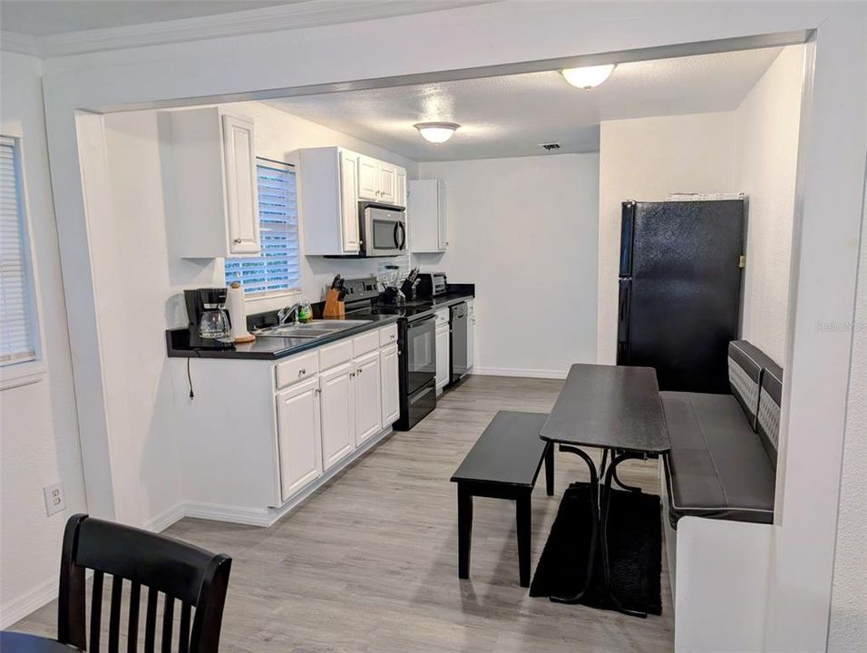 For Sale: $195,000 (2 beds, 2 baths, 912 Square Feet)