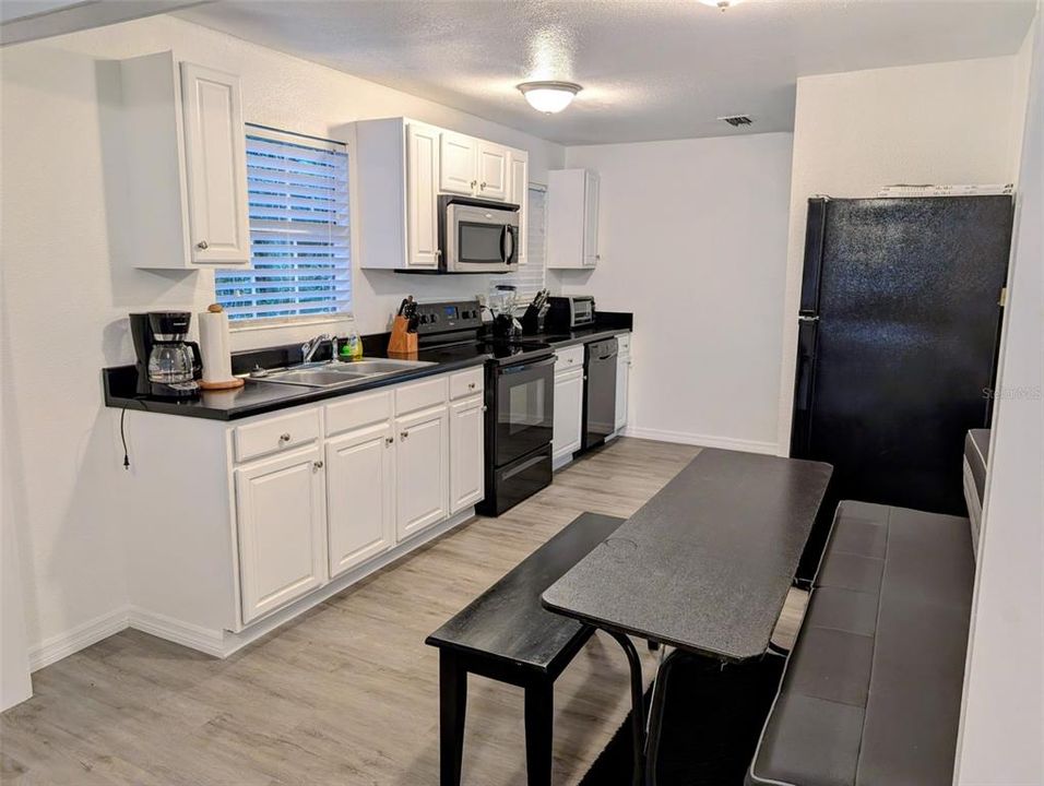 For Sale: $195,000 (2 beds, 2 baths, 912 Square Feet)