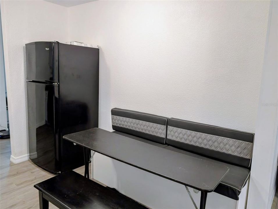 For Sale: $195,000 (2 beds, 2 baths, 912 Square Feet)