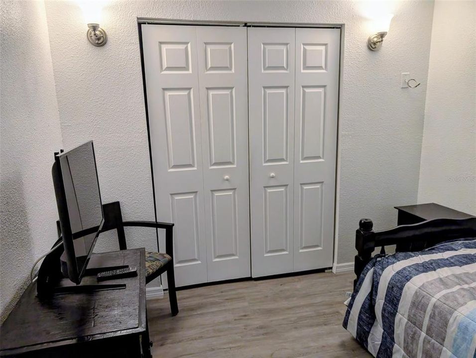 For Sale: $195,000 (2 beds, 2 baths, 912 Square Feet)