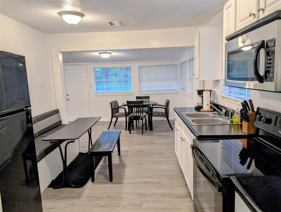 For Sale: $195,000 (2 beds, 2 baths, 912 Square Feet)