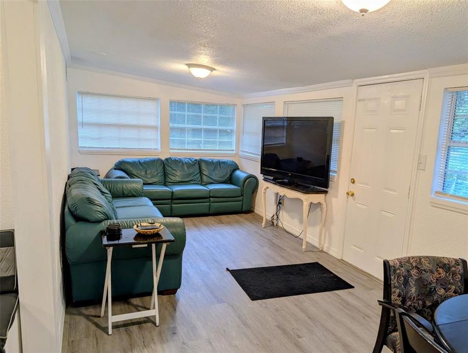 For Sale: $195,000 (2 beds, 2 baths, 912 Square Feet)