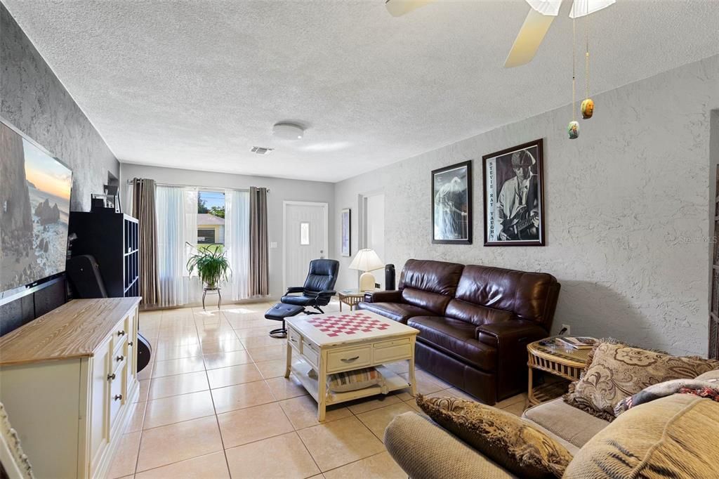 En Venta: $359,900 (3 camas, 3 baños, 1963 Pies cuadrados)