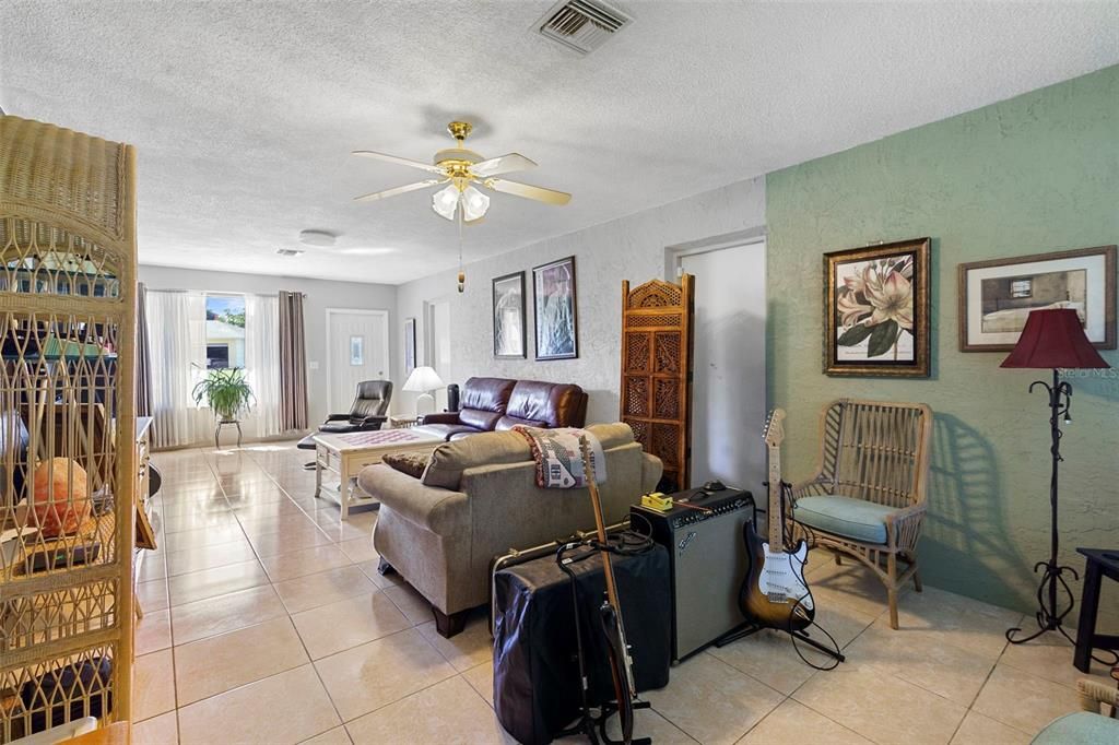 En Venta: $359,900 (3 camas, 3 baños, 1963 Pies cuadrados)