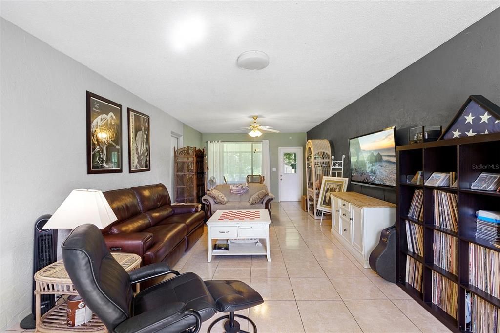 En Venta: $359,900 (3 camas, 3 baños, 1963 Pies cuadrados)