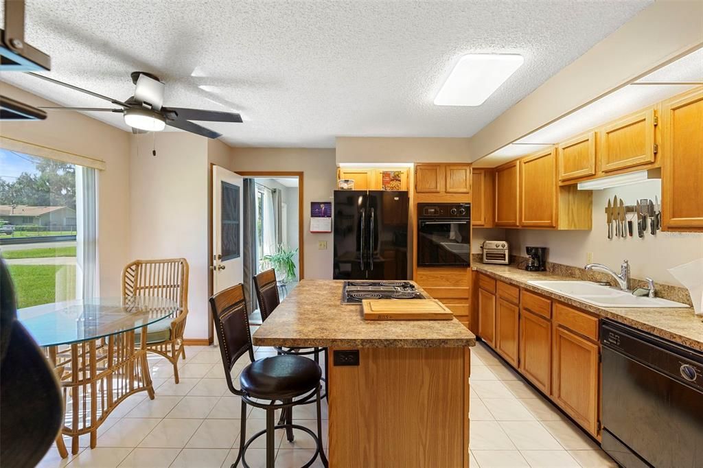 En Venta: $359,900 (3 camas, 3 baños, 1963 Pies cuadrados)