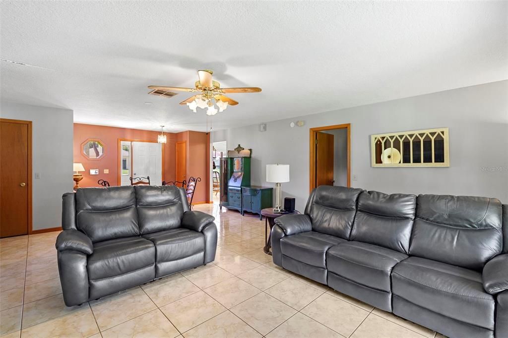 En Venta: $359,900 (3 camas, 3 baños, 1963 Pies cuadrados)