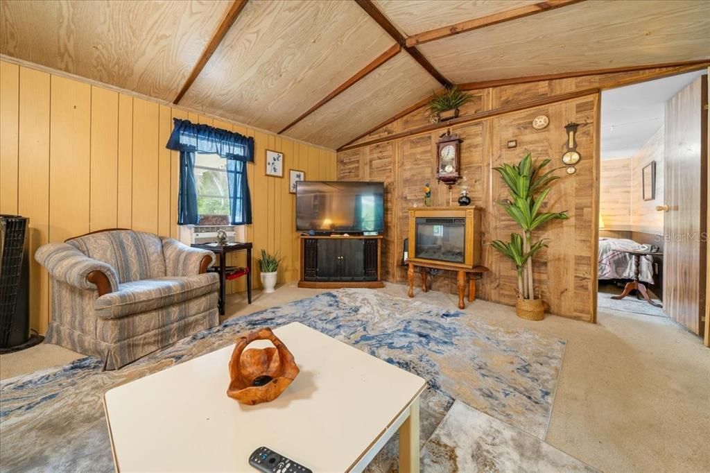 For Sale: $144,900 (2 beds, 1 baths, 784 Square Feet)