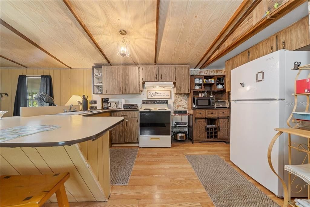 For Sale: $144,900 (2 beds, 1 baths, 784 Square Feet)