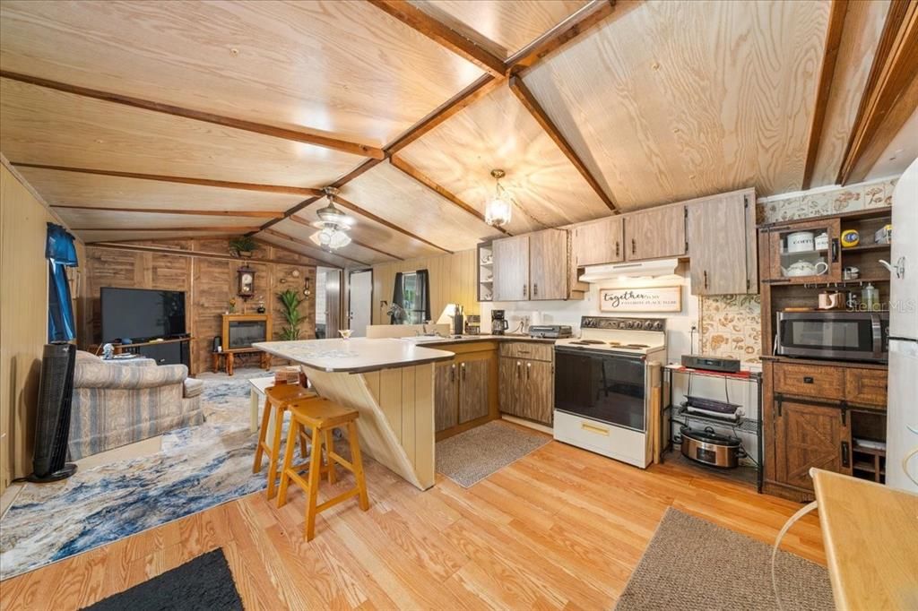 For Sale: $144,900 (2 beds, 1 baths, 784 Square Feet)