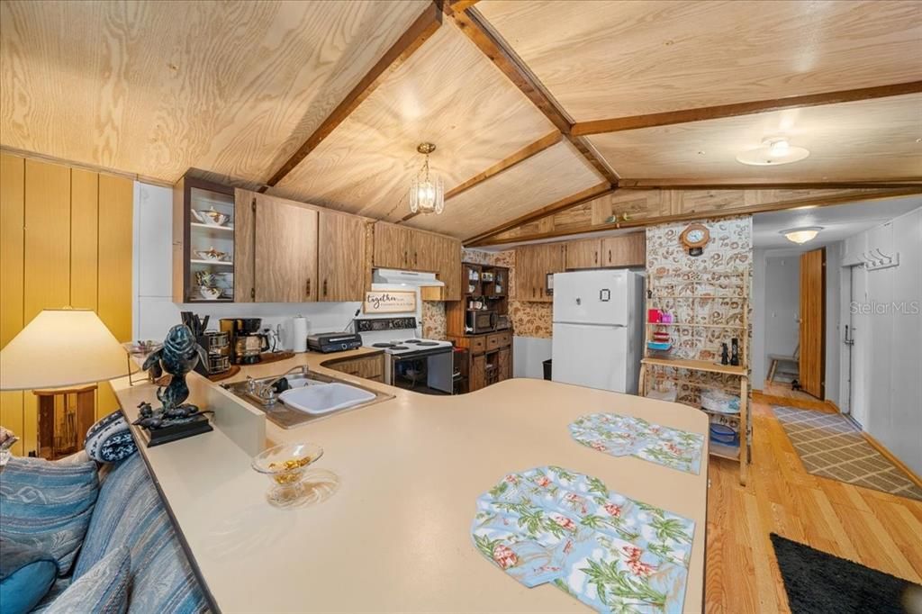 For Sale: $144,900 (2 beds, 1 baths, 784 Square Feet)