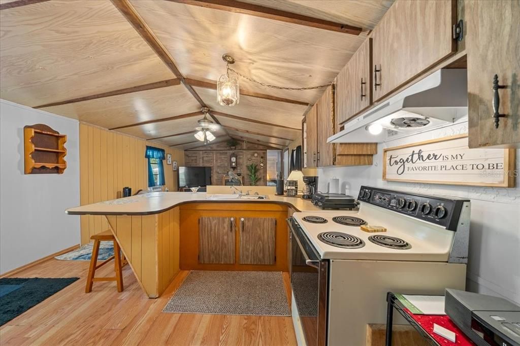 For Sale: $144,900 (2 beds, 1 baths, 784 Square Feet)