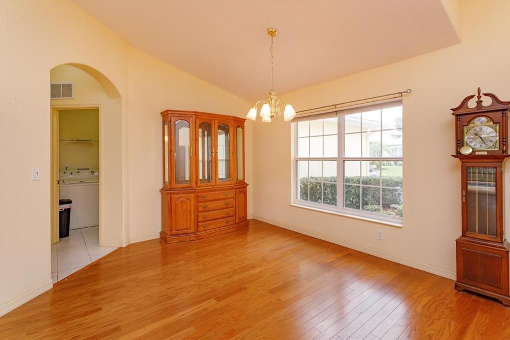 En Venta: $409,000 (4 camas, 2 baños, 2091 Pies cuadrados)