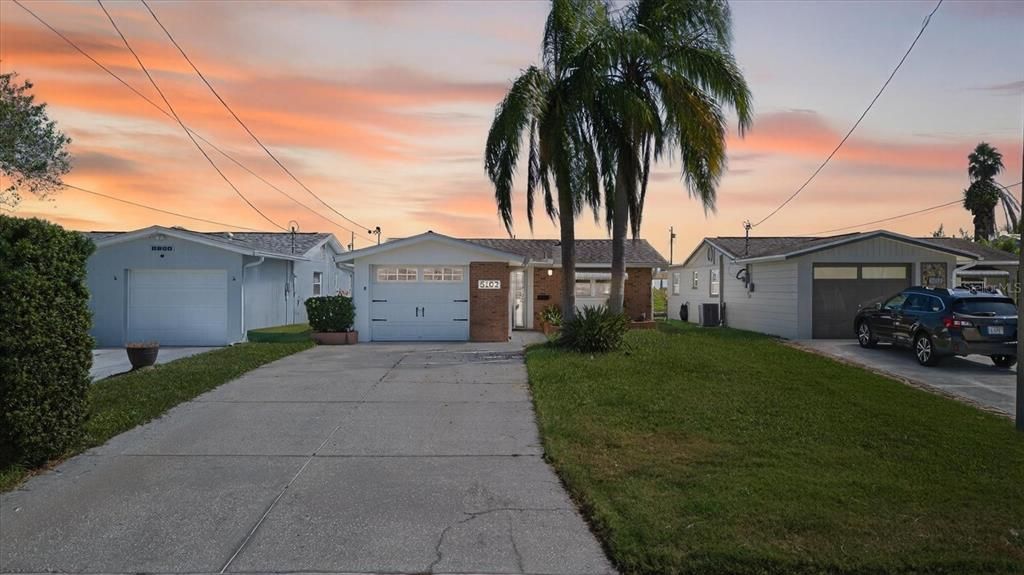 合同活跃: $380,000 (2 贝兹, 2 浴室, 1113 平方英尺)