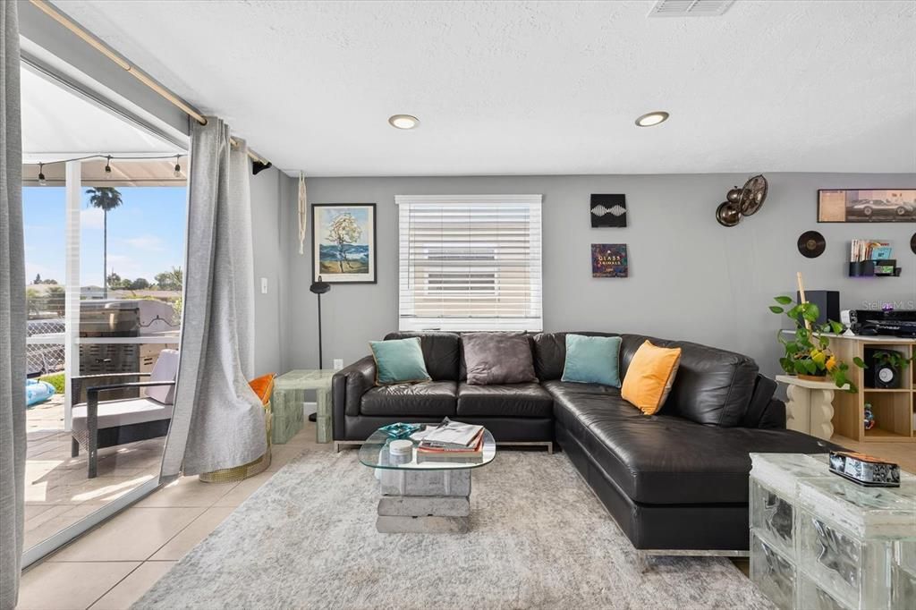 合同活跃: $380,000 (2 贝兹, 2 浴室, 1113 平方英尺)