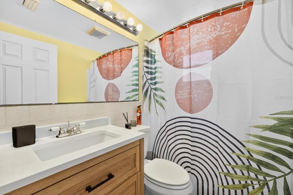 合同活跃: $380,000 (2 贝兹, 2 浴室, 1113 平方英尺)