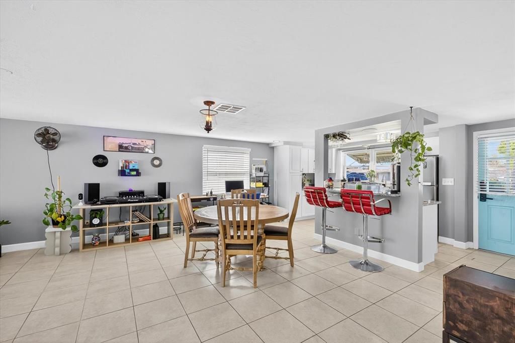 合同活跃: $380,000 (2 贝兹, 2 浴室, 1113 平方英尺)