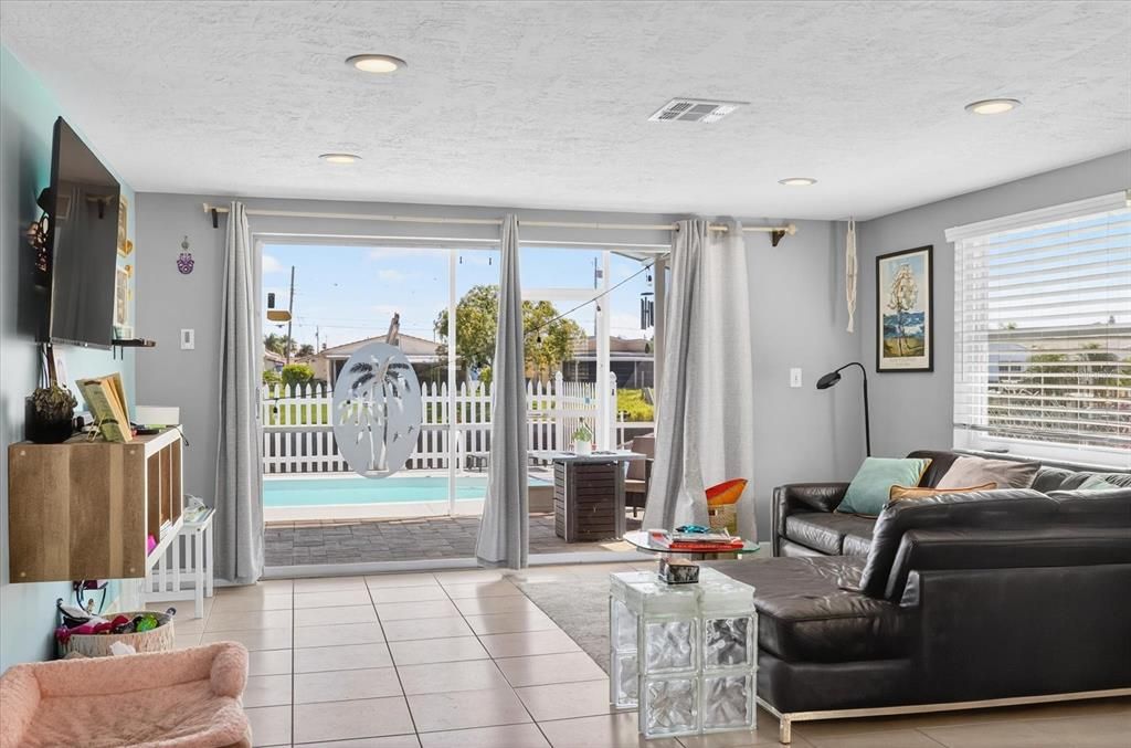 合同活跃: $380,000 (2 贝兹, 2 浴室, 1113 平方英尺)