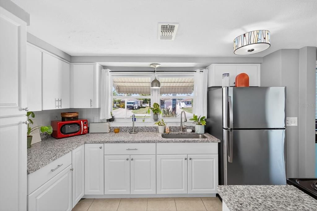 合同活跃: $380,000 (2 贝兹, 2 浴室, 1113 平方英尺)