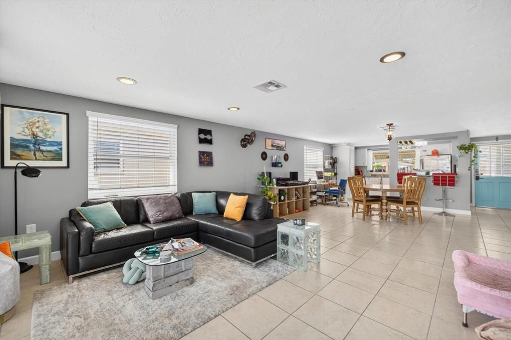 合同活跃: $380,000 (2 贝兹, 2 浴室, 1113 平方英尺)