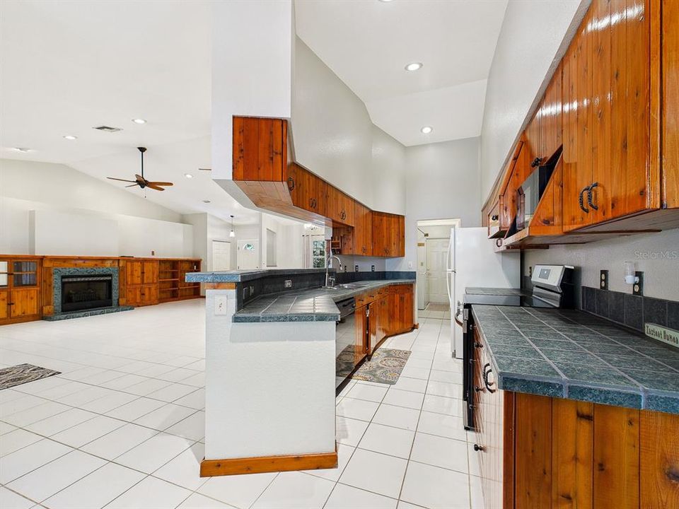 For Sale: $525,900 (3 beds, 2 baths, 1951 Square Feet)