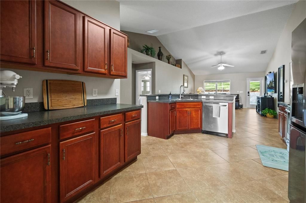 На продажу: $550,000 (4 спален, 3 ванн, 2430 Квадратных фут)