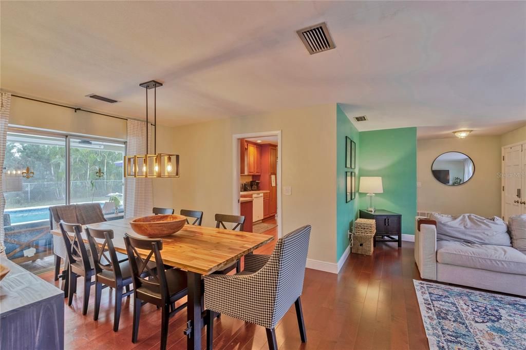 出租: $3,200 (3 贝兹, 3 浴室, 1690 平方英尺)