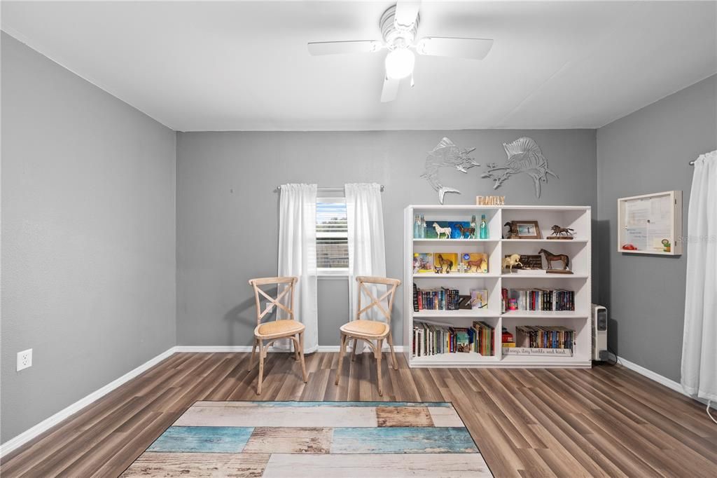 合同活跃: $339,900 (3 贝兹, 2 浴室, 1988 平方英尺)