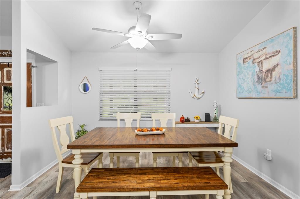 合同活跃: $339,900 (3 贝兹, 2 浴室, 1988 平方英尺)