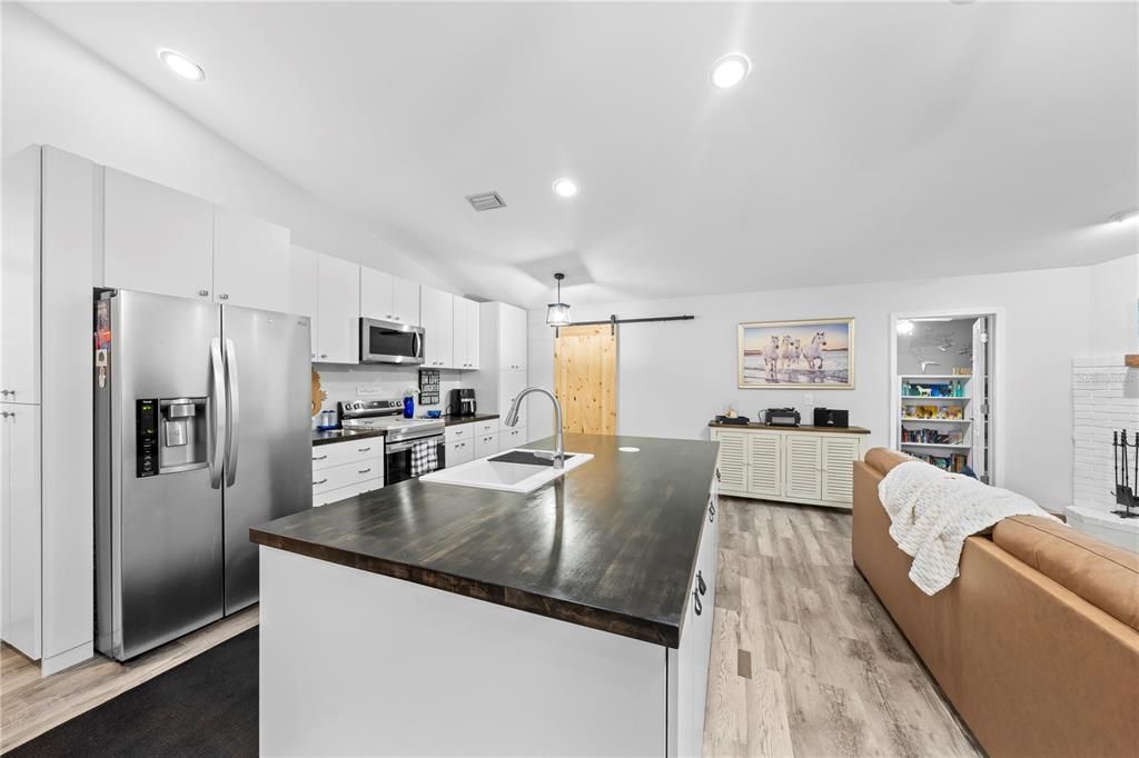 合同活跃: $339,900 (3 贝兹, 2 浴室, 1988 平方英尺)