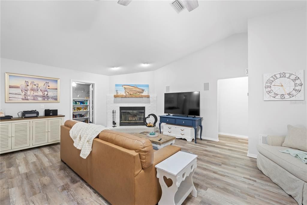 合同活跃: $339,900 (3 贝兹, 2 浴室, 1988 平方英尺)