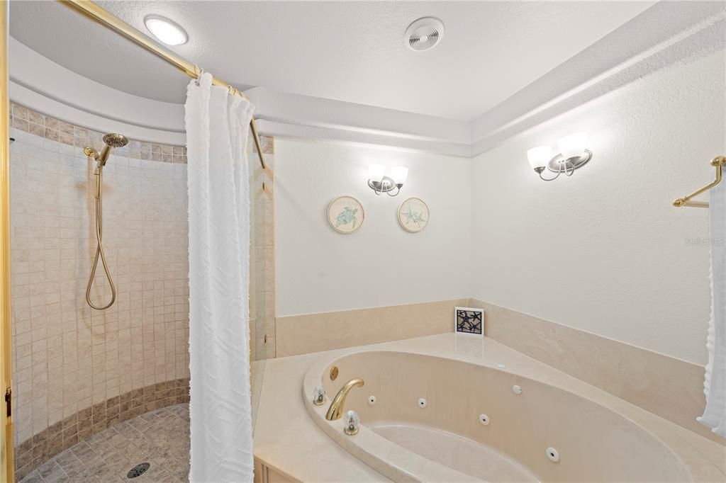 合同活跃: $339,900 (3 贝兹, 2 浴室, 1988 平方英尺)