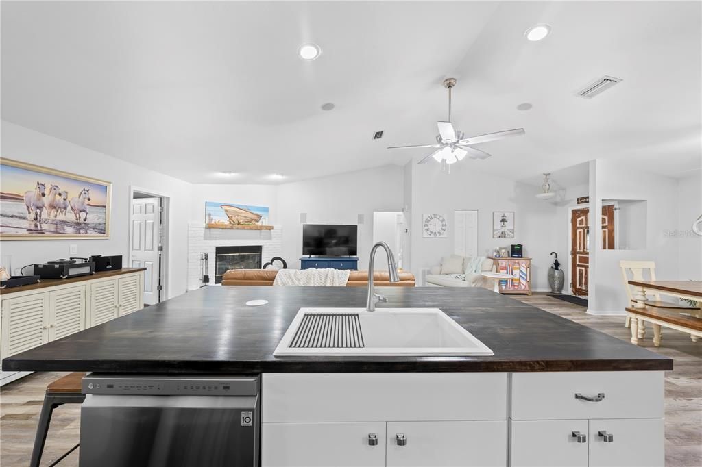 合同活跃: $339,900 (3 贝兹, 2 浴室, 1988 平方英尺)