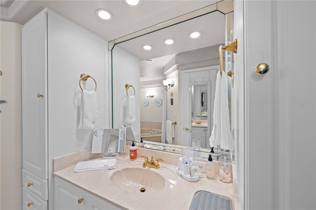 合同活跃: $339,900 (3 贝兹, 2 浴室, 1988 平方英尺)