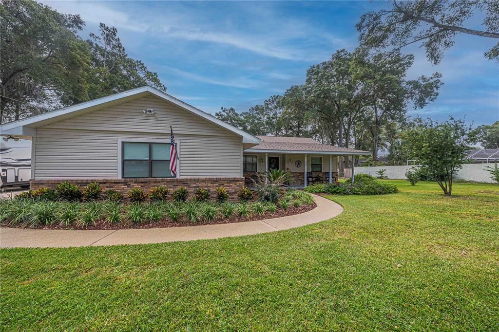 合同活跃: $339,900 (3 贝兹, 2 浴室, 1988 平方英尺)