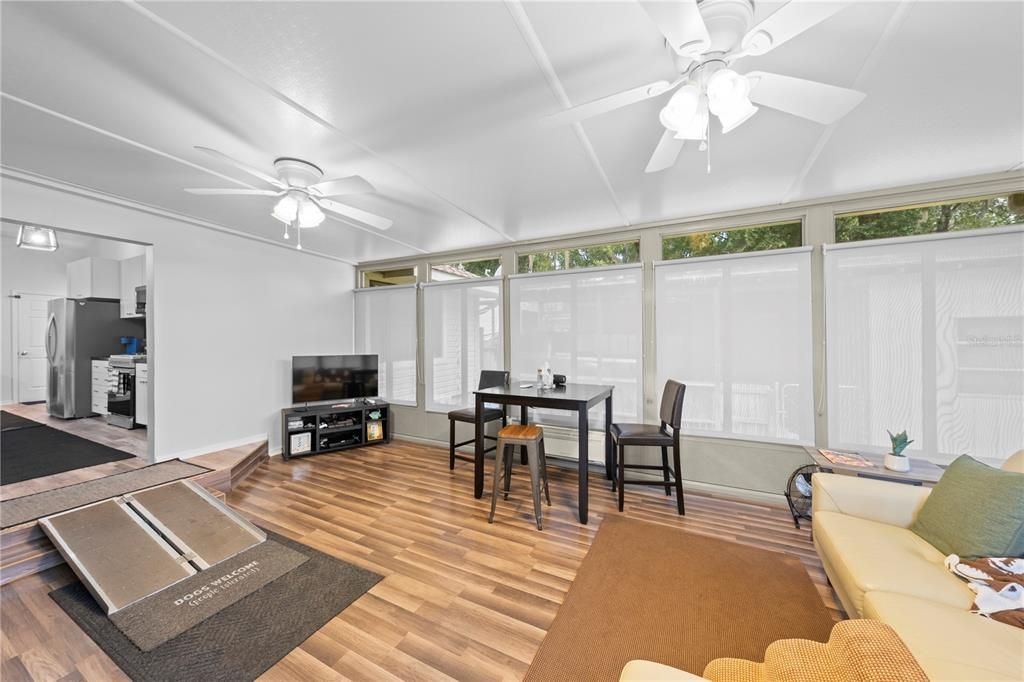 合同活跃: $339,900 (3 贝兹, 2 浴室, 1988 平方英尺)