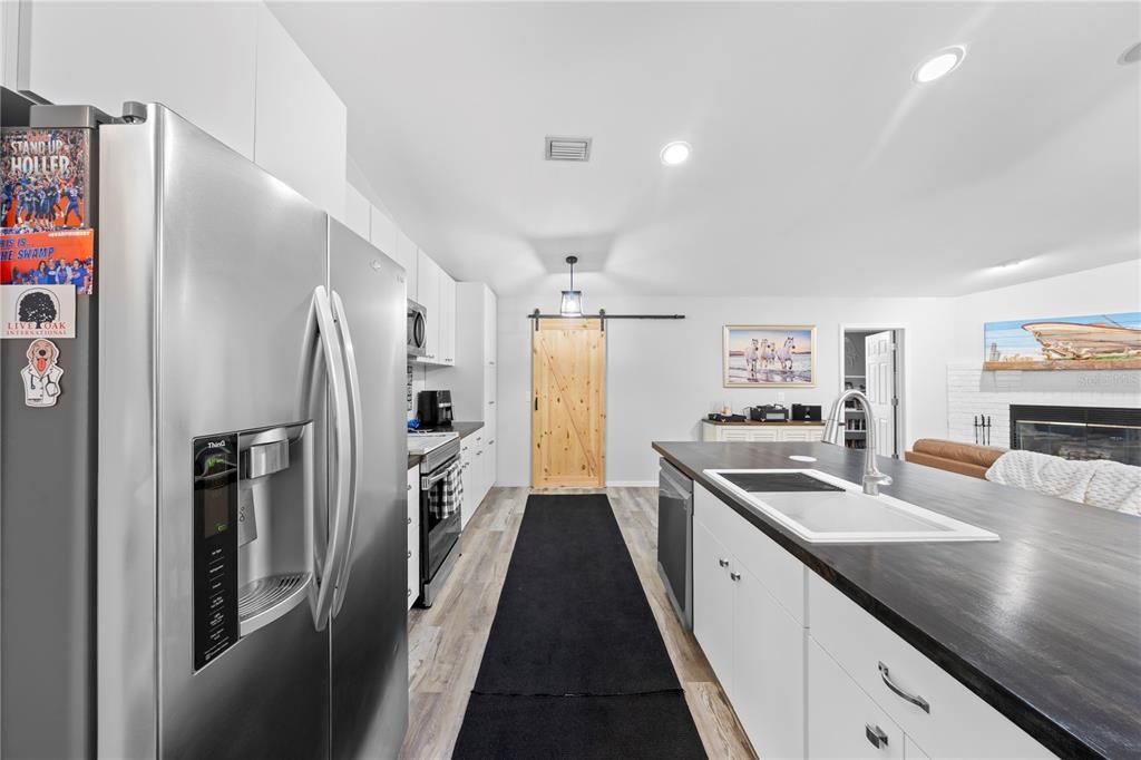 合同活跃: $339,900 (3 贝兹, 2 浴室, 1988 平方英尺)