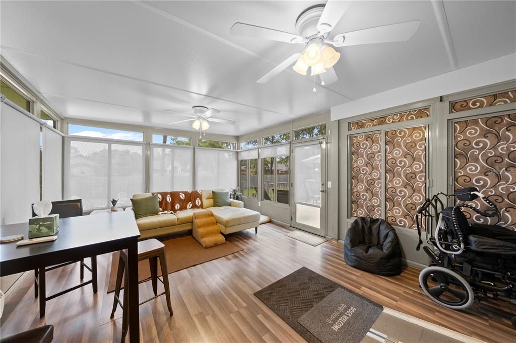 合同活跃: $339,900 (3 贝兹, 2 浴室, 1988 平方英尺)