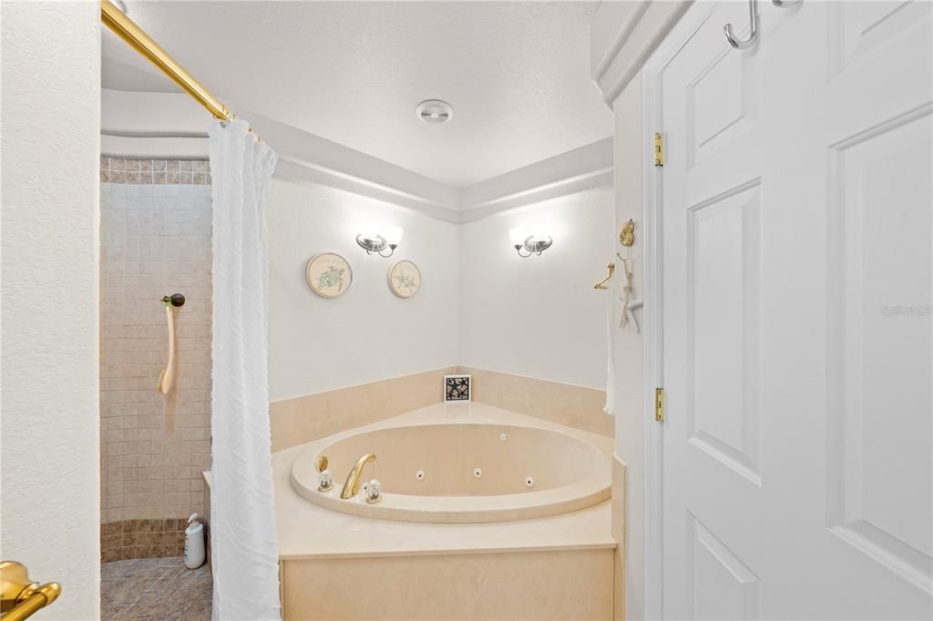 合同活跃: $339,900 (3 贝兹, 2 浴室, 1988 平方英尺)