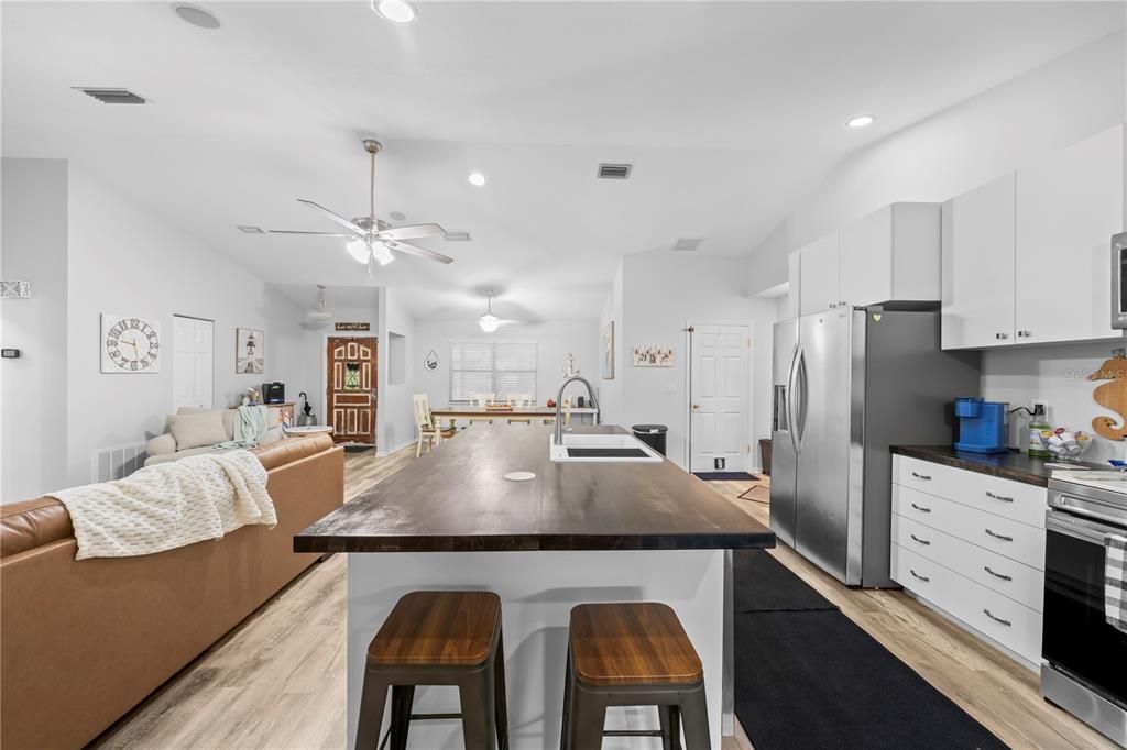 合同活跃: $339,900 (3 贝兹, 2 浴室, 1988 平方英尺)