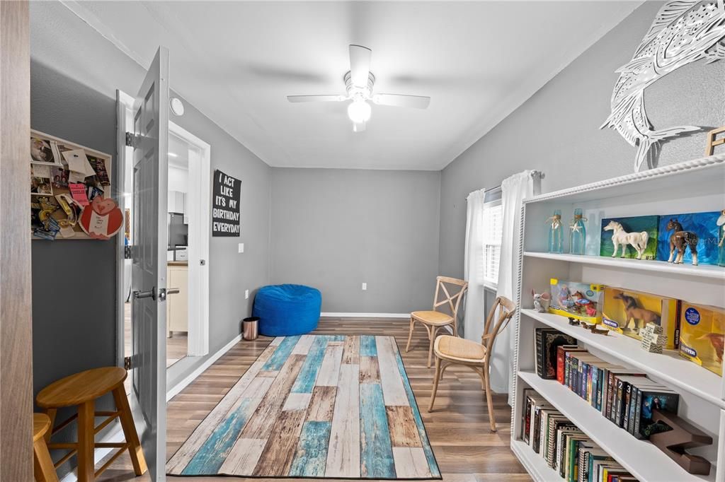 合同活跃: $339,900 (3 贝兹, 2 浴室, 1988 平方英尺)