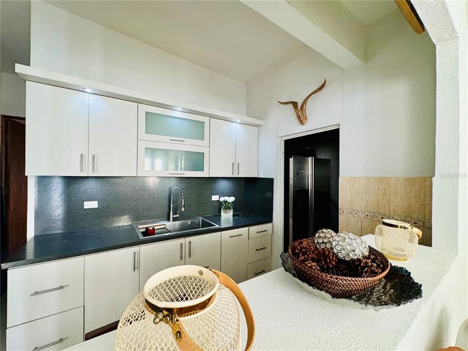 For Rent: $1,700 (3 beds, 2 baths, 3310 Square Feet)